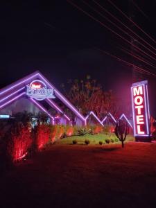 索罗卡巴Prestige Motel 3的 ⁇ 虹灯标志的宁静度假胜地的夜景