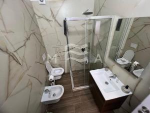 格勒姆Spacious Living 828的浴室设有2个卫生间、水槽和淋浴。