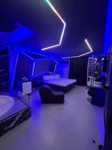 索罗卡巴Prestige Motel 4的天花板上设有蓝色灯光的客厅