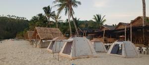 圣维森特Amwani Sunset Colours Camping Site的沙滩上的一组帐篷