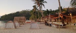 圣维森特Amwani Sunset Colours的海滩上一群灯光帐篷