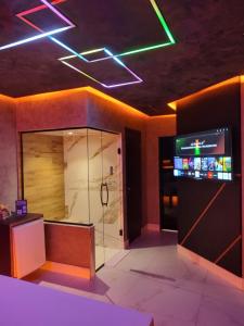 索罗卡巴Prestige Motel 5的一间设有玻璃门的房间,里面配有电视