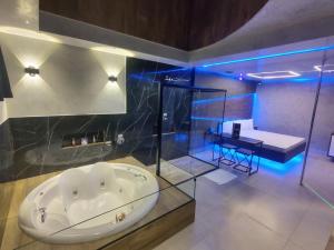 索罗卡巴Prestige Motel 5的大型浴室设有浴缸和淋浴。