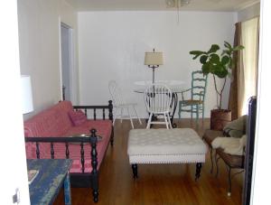 巴吞鲁日Mid-Century Modern meets Cajun Creole的客厅配有沙发和桌椅