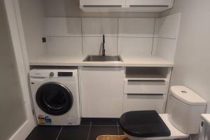 威勒比Bon Voyage的一个带水槽和洗衣机的小厨房