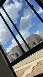 费拉迪圣安娜Condomínio Gênova的火车窗口的景色