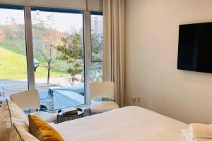 多伦多Luxe 2 Bed Suite Downtown Toronto Near Waterfront的一间卧室设有一张床和一个大窗户