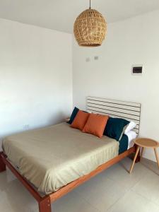 帕拉卡斯Hostel Killamoon Centro的白色客房的一张床位。