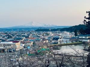 由利本庄市SUBAKO 1日1組限定の宿とcommunity space的享有以山为背景的城市美景