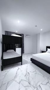 MantaSurf Hotel客房内的一张或多张床位