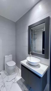 TarquiMantaSurf Hotel的白色的浴室设有水槽和卫生间。