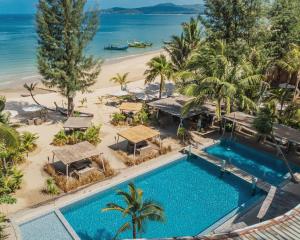 邦涛海滩Twinpalms Bangtao Phuket Tented Resort的享有海滩和游泳池的空中景致