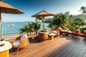 攀瓦海滩Bandara Villas, Phuket的一个带桌椅的海景甲板