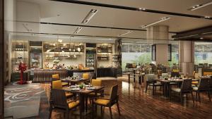 深圳深圳星河丽思卡尔顿酒店的一间带桌椅的餐厅和一间酒吧