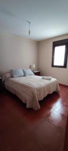 帕萨若ABUELA MARIA的一间卧室设有一张大床和窗户