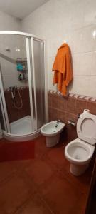 帕萨若ABUELA MARIA的浴室配有卫生间、淋浴和坐浴盆。