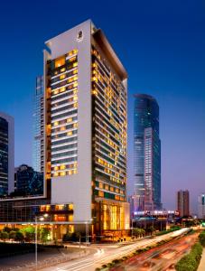深圳深圳星河丽思卡尔顿酒店的一座高大的建筑,城市里灯火通明