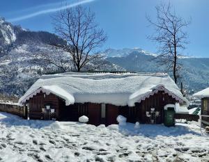 拉冲Apple Valley Cottages Lachung的屋顶上雪覆盖的小屋