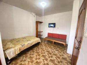 阿约拉港Ballesteros Apartaments的一间卧室配有一张床和长凳