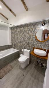 HuaranInca Allpa Home的浴室配有卫生间、浴缸和水槽。