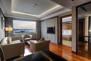 名古屋港湾瑞士贝尔酒店的酒店客房设有床和客厅。