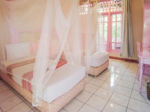 库塔BS Home的一间卧室配有两张床、窗帘和窗户