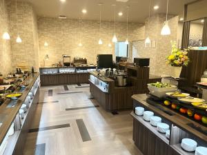 松茂町Hotel Route Inn Tokushima Airport -Matsushige Smartinter-的餐厅内带自助线的大厨房