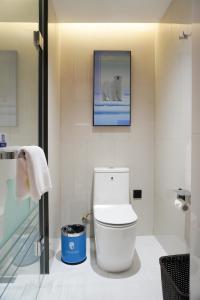 滨海新区天津极地海洋酒店的一间带卫生间的浴室和墙上的照片