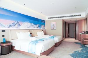 滨海新区天津极地海洋酒店的挂在墙上的山间旅馆客房内的两张床