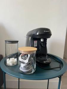 塞纳河畔勒梅Charmant T3. Spacieux et cosy的搅拌机旁的桌子上的一个咖啡壶