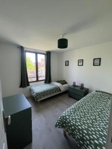 塞纳河畔勒梅Charmant T3. Spacieux et cosy的一间卧室配有一张床、一张沙发和一个窗口