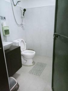卢纳将军城KMJ SUITES的浴室配有卫生间、淋浴和盥洗盆。