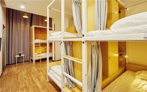 上海上海Meego米果青文酒店的宿舍内带四张双层床的房间