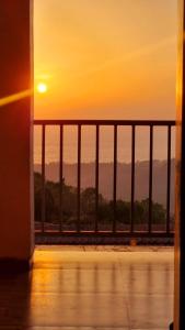 达博利The SKYi County Dapoli的阳台享有日落美景。