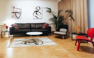 布鲁塞尔R213 Residences Botanique的客厅配有黑色沙发和桌子