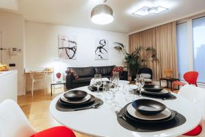 布鲁塞尔R213 Residences Botanique的客厅配有白色的桌子和椅子