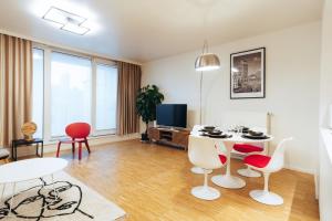布鲁塞尔R213 Residences Botanique的客厅配有桌椅和电视。