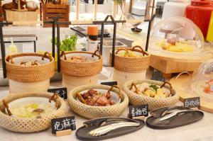 重庆重庆朝天门voco酒店的桌上的一组食物