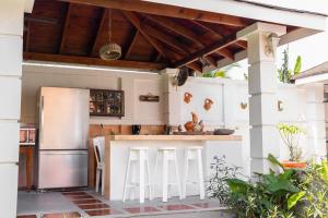 特拉Estancia Florencia H#3的一个带柜台和冰箱的户外厨房
