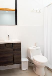 特拉Estancia Florencia H#3的白色的浴室设有卫生间和水槽。