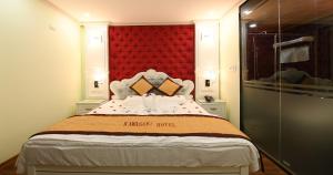 内排Kawasaki Noi Bai Hotel的一间卧室配有一张大床和红色床头板