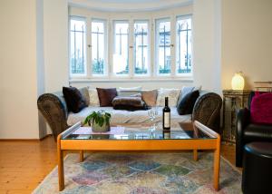 德累斯顿费伦沃温特若布公寓的客厅配有沙发和桌子