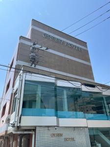 会津若松グリーンホテル会津的建筑的侧面有标志