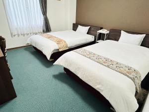 会津若松グリーンホテル会津的配有2张床的酒店客房