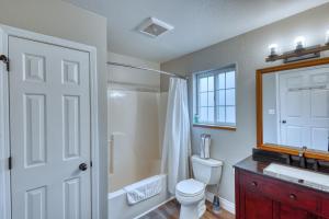 科迪亚克Lodge Style Living Spacious 5BR Reunion Getaway的浴室配有卫生间、淋浴和盥洗盆。