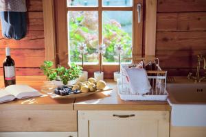 斯洛文尼亚格拉代茨Chalet Podgorje With Pool的厨房柜台,有盘子的食物和窗户