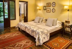 兰纳加Jim's Jungle Retreat的一间带两张床的卧室和地毯