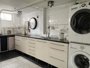 斯德哥尔摩Holiday home SPÅNGA的厨房配有水槽、洗衣机和烘干机