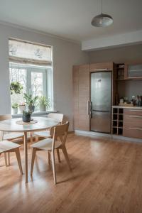 里加Nice&cozy flat No7的厨房配有桌椅和冰箱。
