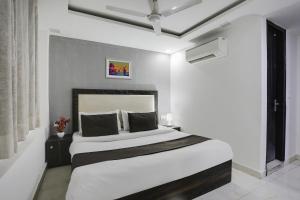 新德里Super OYO Hotel Mannat Near Lotus Temple的白色的卧室设有床和窗户